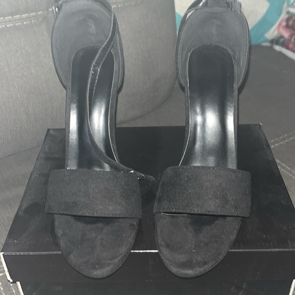 Black heels - Picture 2 of 3